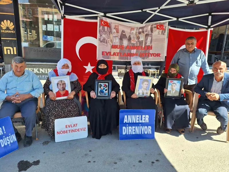 Muş’ta annelerin evlat nöbeti devam ediyor

