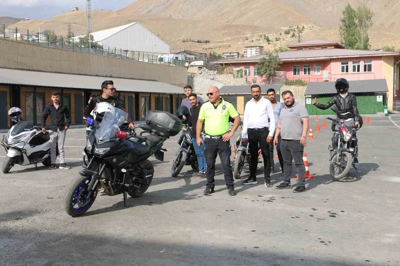 Hakkari polisinden motosiklet kullanıcılarına güvenli sürüş eğitimi
