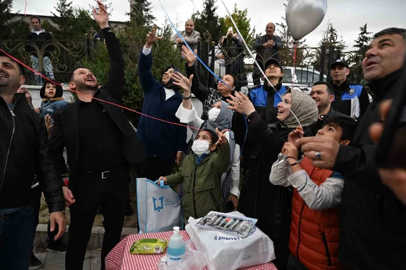 Lösemi hastalığını atlatan Talha Sıraç polis ağabeyleriyle balon uçurdu
