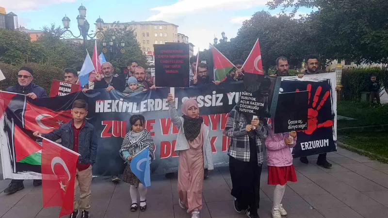 Sağlık çalışanları Gazze için yürüdü
