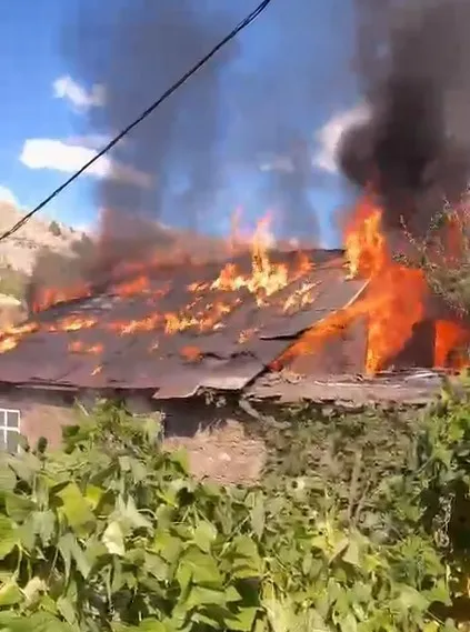 Bitlis’te 2 katlı evde korkutan yangın
