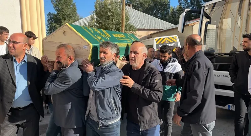 Halı sahada kalp krizi geçiren vatandaş Yüksekova’da toprağa verildi
