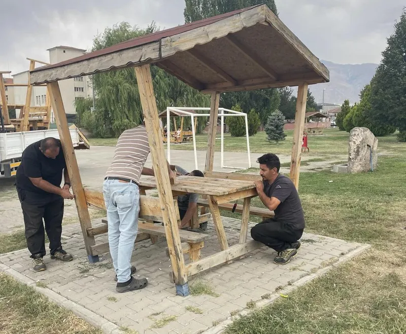 Belediye ekipleri şehir mobilyaları üretiyor
