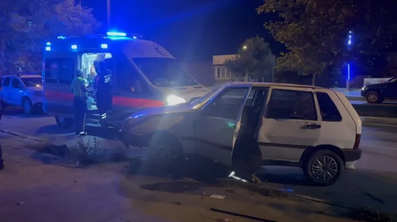 Erzincan’da otomobil kaldırıma çıktı: 1 yaralı
