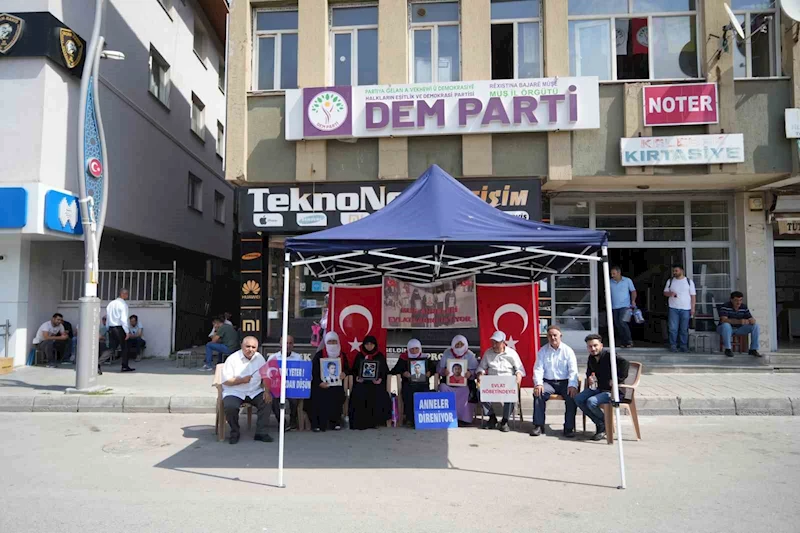 Muş’ta ailelerin evlat nöbeti sürüyor
