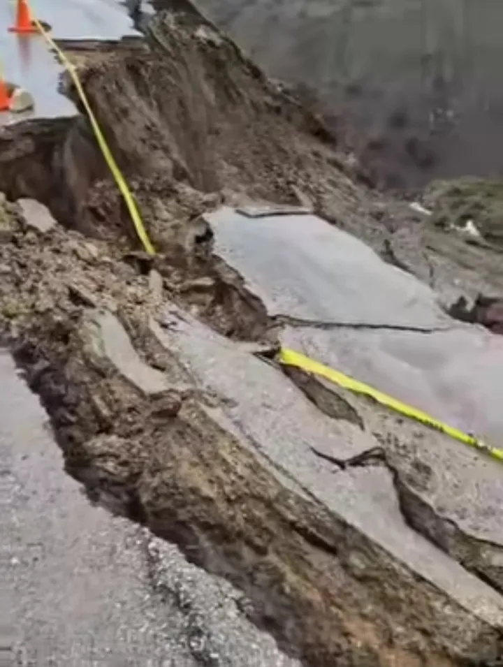 Bitlis’te yağmur sonrası köy yolunda çökme meydana geldi