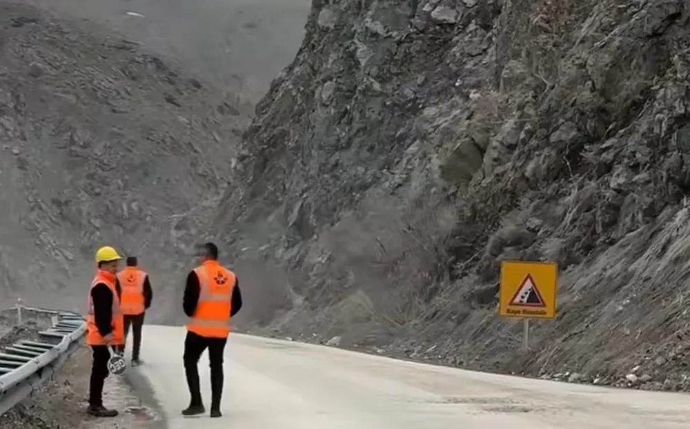 Yüksekova yolu heyelan riski nedeniyle gece trafiğe kapatılacak