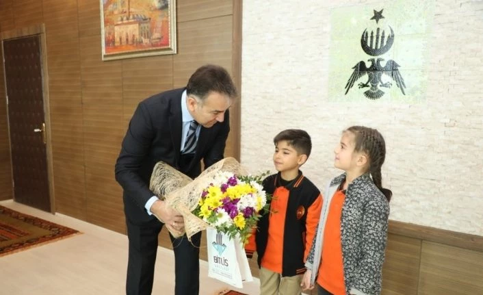 10 Ocak İdareciler Günü dolayısıyla Milli Eğitim Müdürü, Vali Oktay Çağatay’ı ziyaret etti