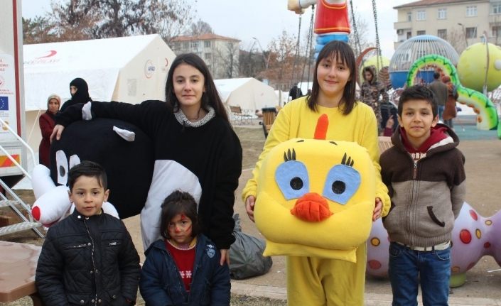 2 kardeş gönüllü olarak depremzede çocukların yüzünü güldürüyor