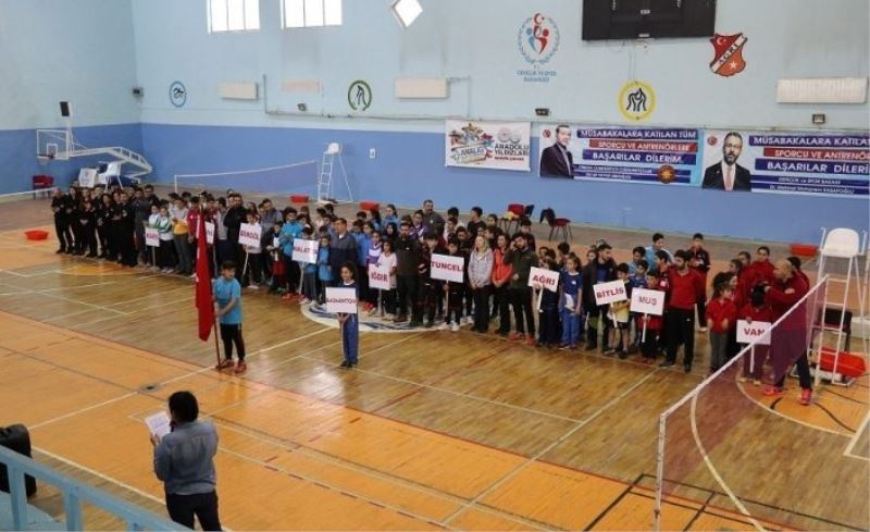Ağrı’da ANALİG Badminton grup müsabakaları başladı