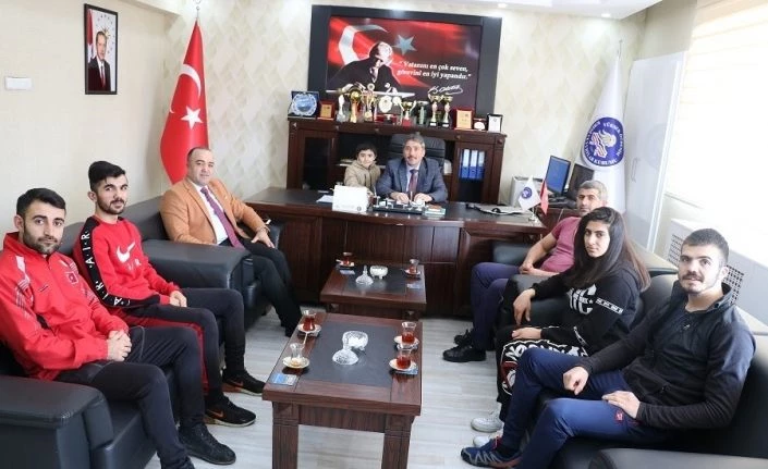 Ağrı’da başarılı sporcular Gençlik ve Spor İl Müdürünü ziyaret etti