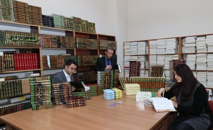 AİÇÜ’de İslami İlimler Arapça Temel Eserler kitaplığı oluşturuldu