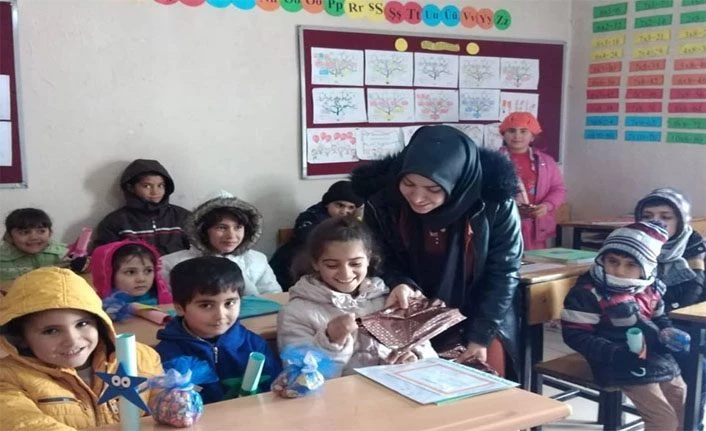 AK Parti Muradiye Eski Kadın Kolları Başkanı Esengül Kibar öğrencileri hediyesiz bırakmadı