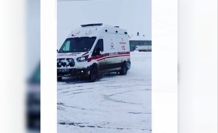 Van'da ambulansla karlı zeminde drift