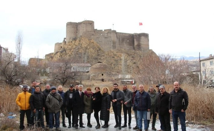 Atlı milis kuvvetleri Türk bayrağı ile davul zurna eşliğinde tur attı