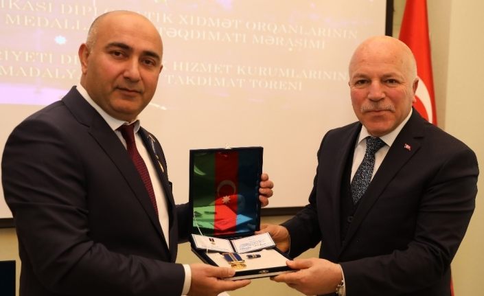 Azerbaycan Cumhurbaşkanı Aliyev’den Sekmen’e onur madalyası