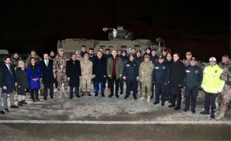 Bakan Soylu, jandarma ve polis kontrol noktasında güvenlik güçlerinin yeni yılını kutladı
