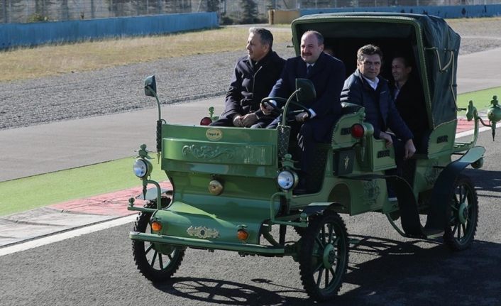 Bakan Varank yerli üretim elektrikli faytonun direksiyonunda