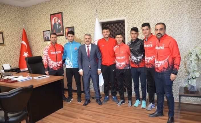 Başarılı atletlerden Gençlik Spor İl Müdürü Kayhan’a ziyaret