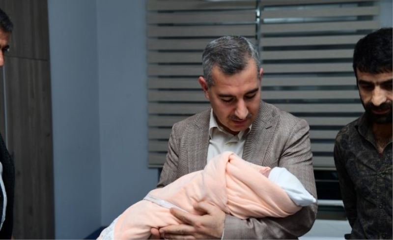 Başkan Çınar’dan Azra bebeğe ilgi