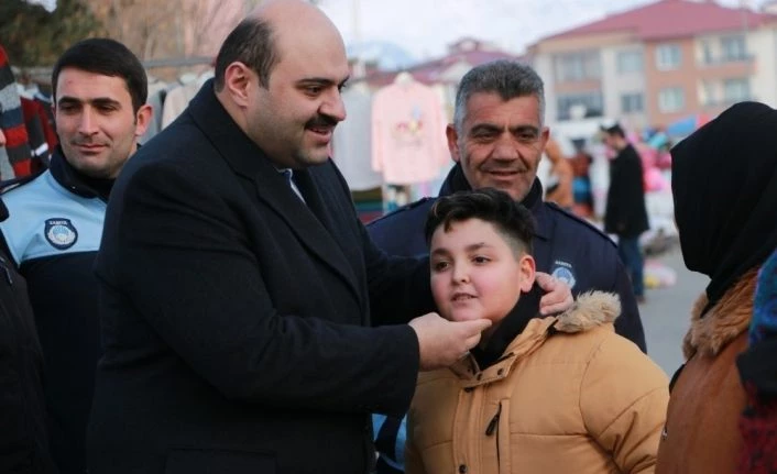 Başkan Orhan; semt pazarında