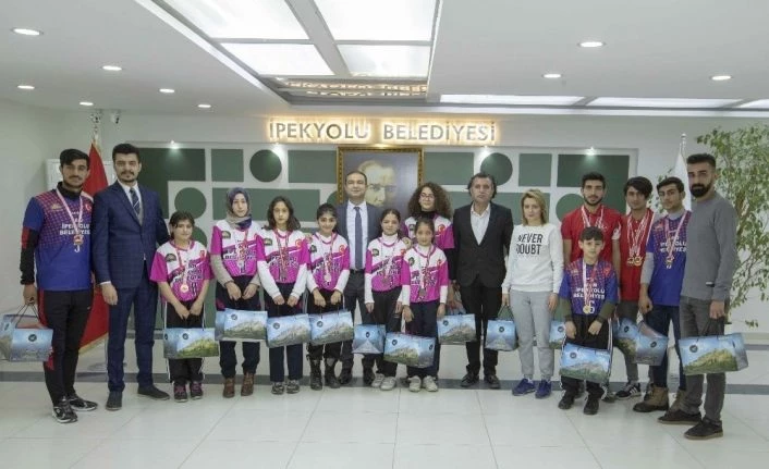 İpekyolu Belediye Başkan Vekili Aslan, şampiyon sporcuları kabul etti