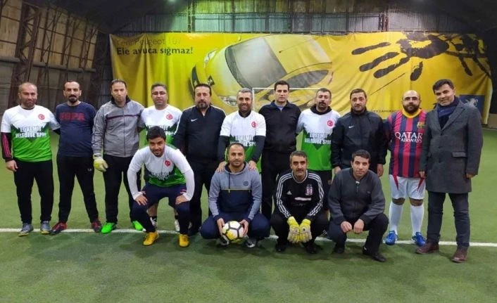 Edremit Belediyesi yöneticileri ve gazeteciler dostluk maçında karşılaştı