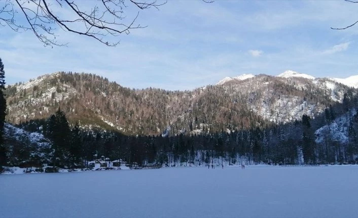 Borçka Karagöl donan yüzeyi ile de büyülüyor