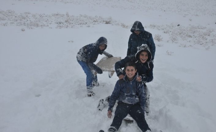 Bulanık’ta kar, büyükler için çile küçükler için eğlence oldu