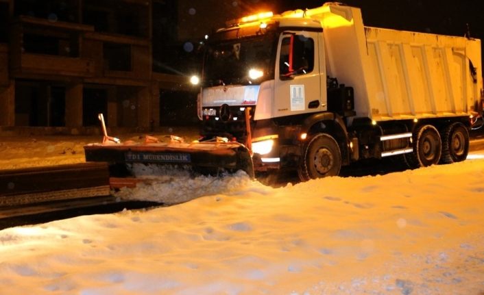 Büyükşehir’in kar timleri iş başında