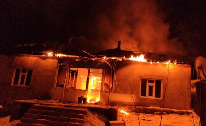 Van'da cinnet getiren şahıs evini ateşe verdi