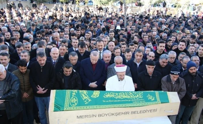 Cumhurbaşkanı Erdoğan, depremde hayatını kaybeden anne ve oğlunun cenaze törenine katıldı