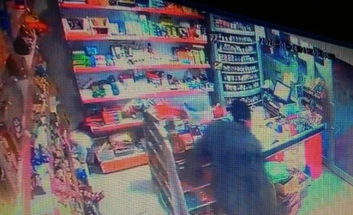 Deprem anında kendisini dışarı attı, yaralanmaktan son anda kurtuldu