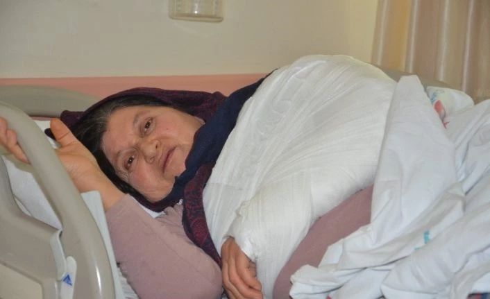 Deprem sırasında yaralananlar hastanede tedavi altında