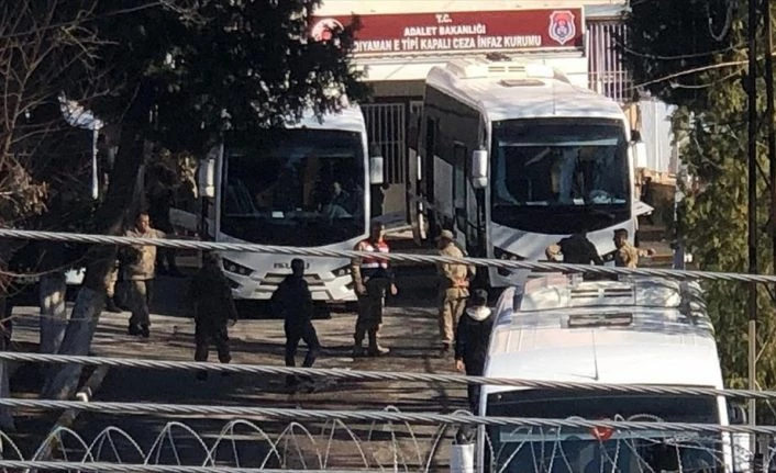 Depremde kısmi çatlaklar oluşan Adıyaman Cezaevindeki hükümlü ve tutuklular naklediliyor