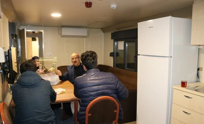 Depremzedelerin gündüz vakti vagonlarda yaşamları