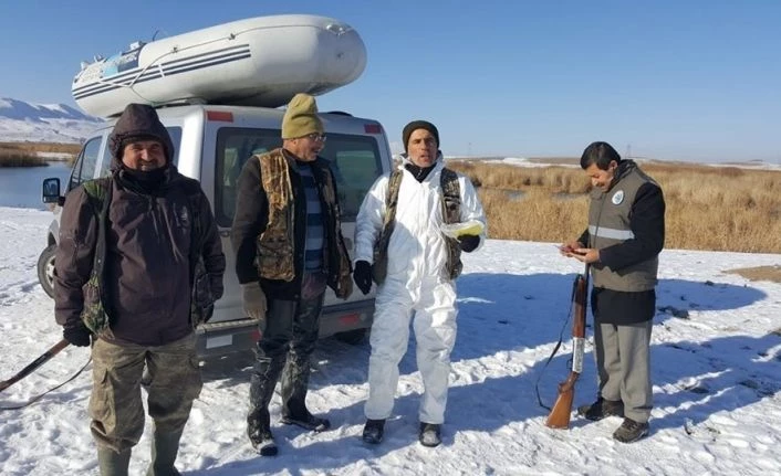 Van'da DKMP ekipleri, bir taraftan doğaya yem bırakırken, bir taraftan da avcıları denetliyor
