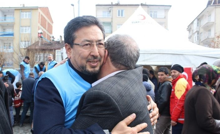 Doğu Türkistanlılar, depremzedelere yardıma koştu