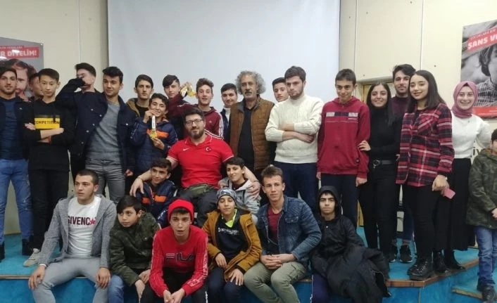 Dünya Şampiyonu Bilek Güreşçi Seven, devlet korumasındaki çocuklarla buluştu