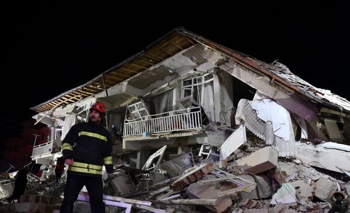 Elazığ'da hava aydınlanınca depremin hasarı görüldü