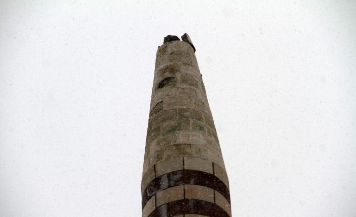 Elazığ’da depremden dolayı minarenin ‘Kubbe Alemi’ yıkıldı