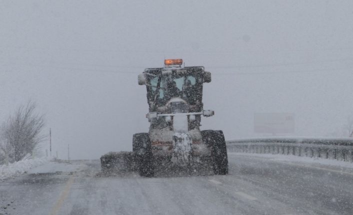 Elazığ’da kar yağışı: 68 köy yolu ulaşıma kapandı