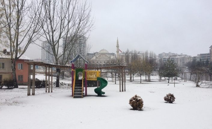 Elazığ’da kar yağışı etkili oldu, 73 köy yolu kapandı