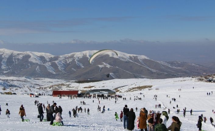 Elazığ’da kayak merkezi tatilcilerle doldu