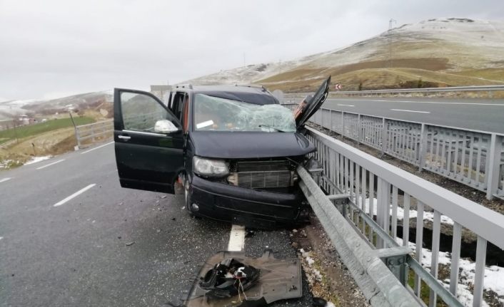 Elazığ’da minibüs bariyere çarptı: 3 yaralı