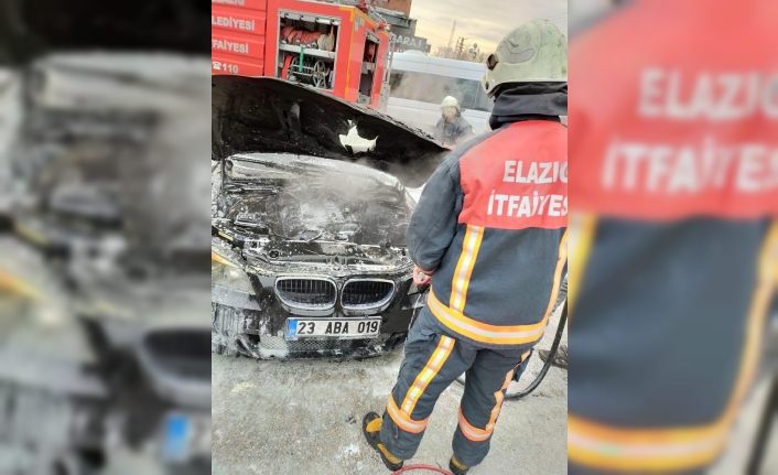 Elazığ’da park halindeki otomobil yandı