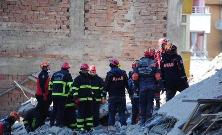 Enkazda yapılan çalışma sonucunda bir kişinin cansız bedeni çıkarıldı