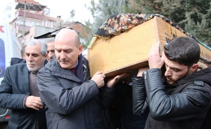 Enkazdan son çıkartılan yaşlı kadının cenaze namazı kılındı