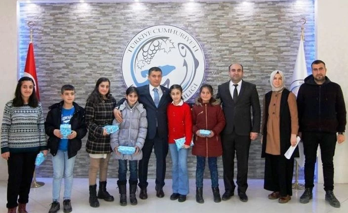 Erciş’te başarılı öğrencilere tablet