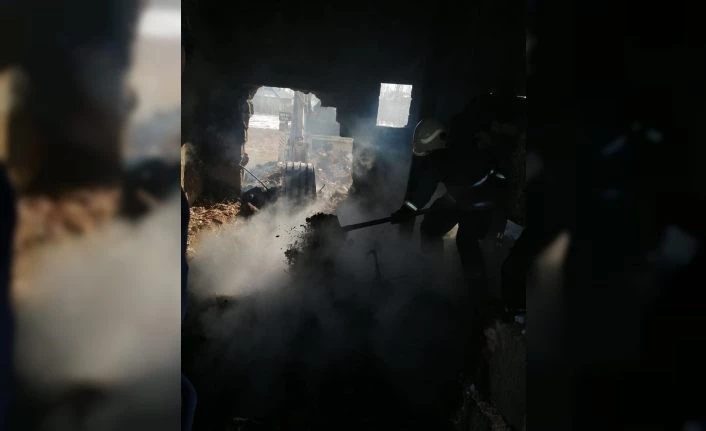 Erciş’te odunluk ve kiler yangını